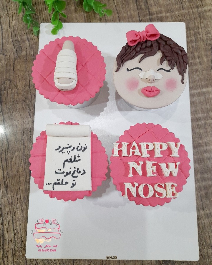 عکس کاپ کیک با فیلینگ خامه و سس شکلاتی