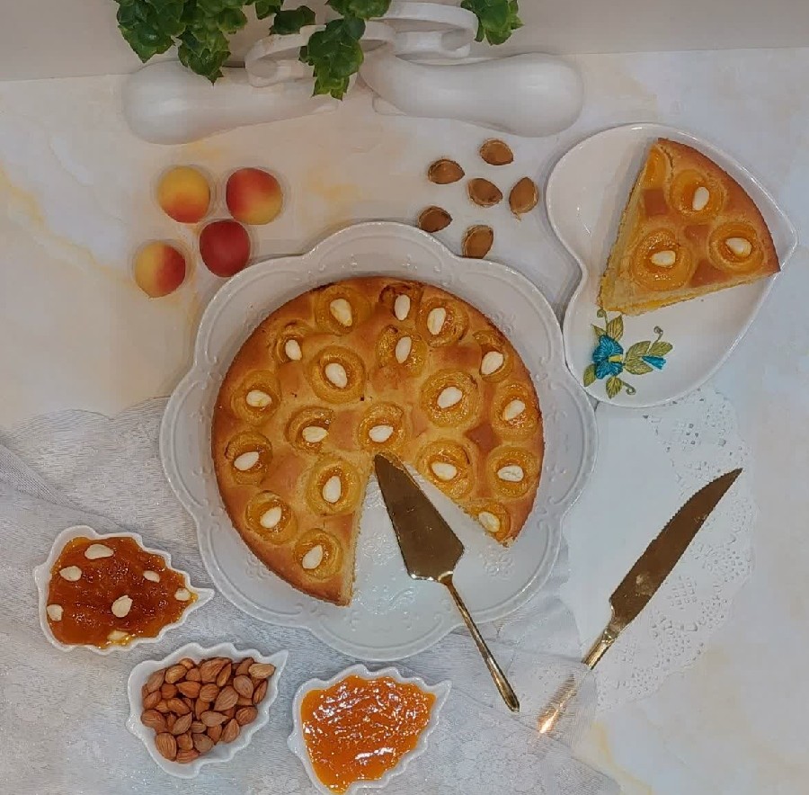عکس کیک زرد آلو