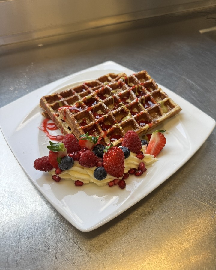 عکس Waffeln mit Beeren