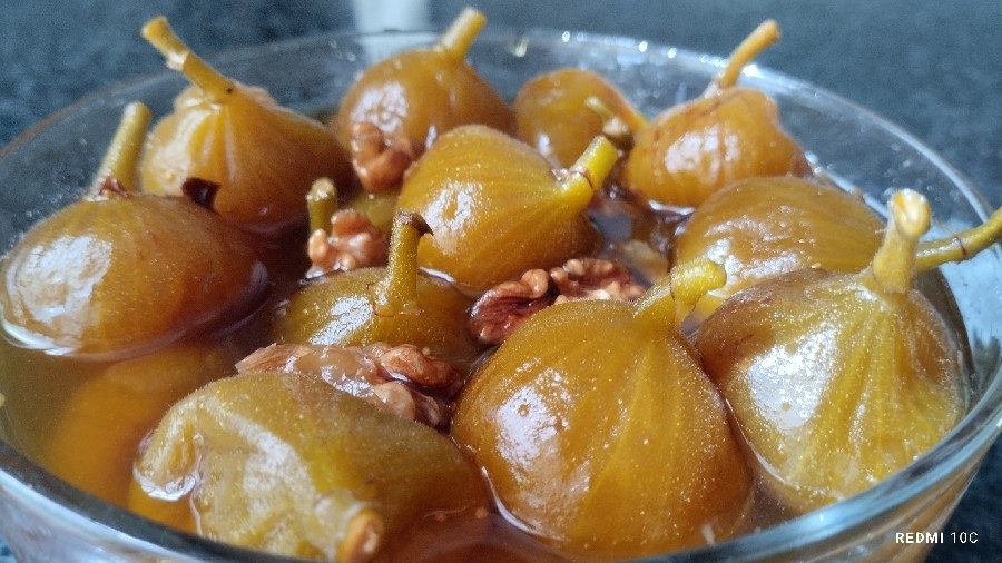عکس مربای انجیر  زرد با گردو 