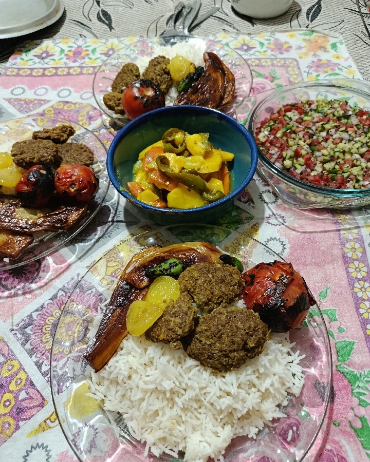 عکس کباب تابه ای به همراه مخلفات