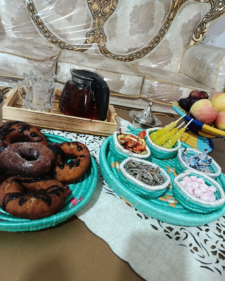 عکس میز پذیرایی با ظروف سنتی 