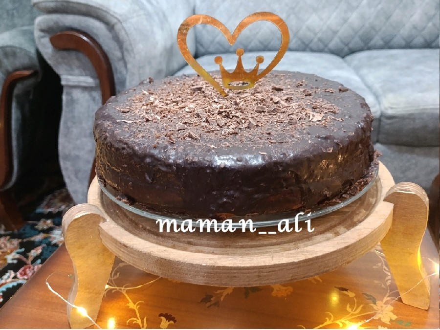 عکس کیک اسفنجی با رویه ی  شکلات 