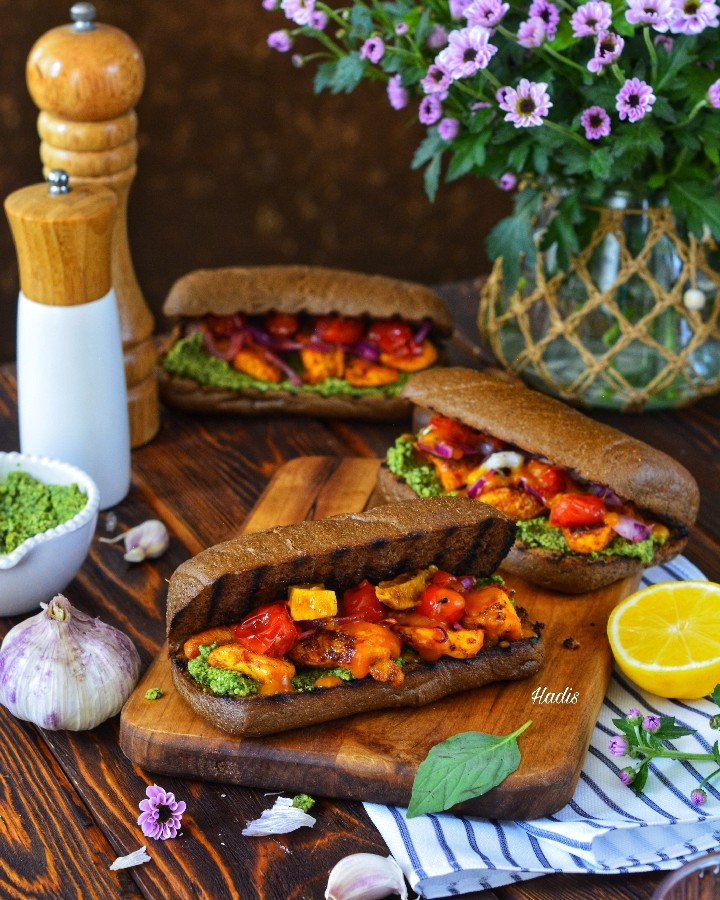 عکس ساندویچ مرغ با سس پستو 