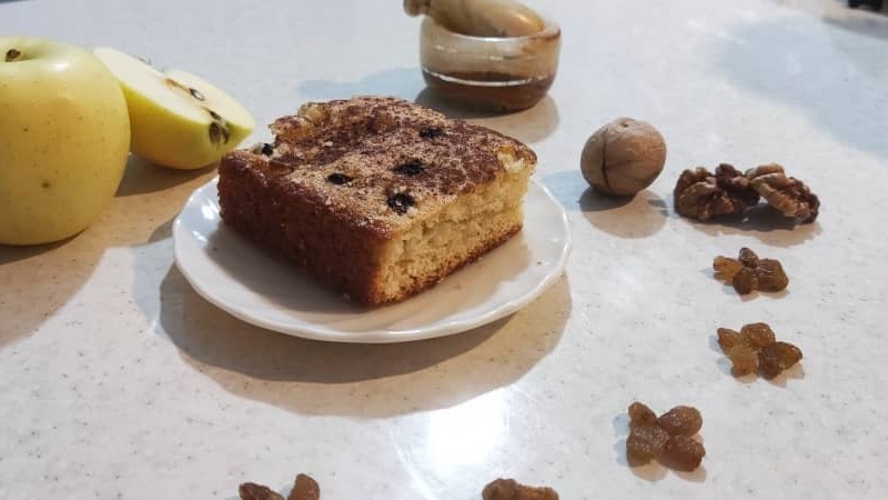 عکس کیک سیب و دارچین و گردو کشمش 