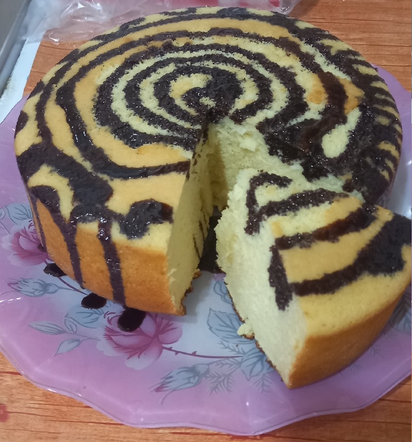عکس کیک موزی با تزئین سس شکلات