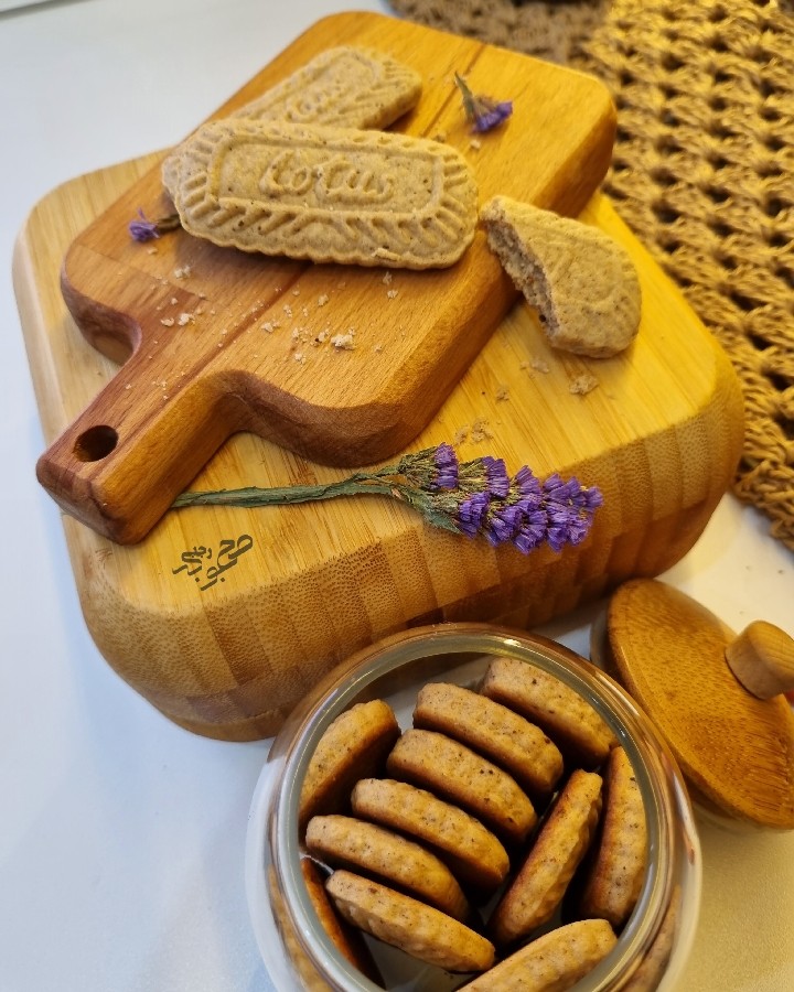 عکس بیسکویت لوتوس