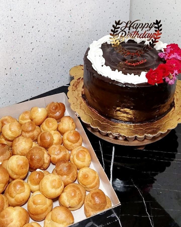 کیک شکلاتی ساده با روکش گاناش بستنی(ترکیب شکلات  و بجای خامه بستنی ریختم)