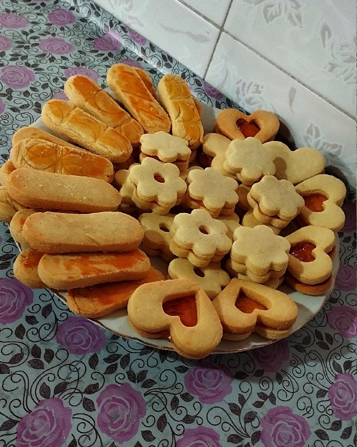 شیرینی نان چای قژوین و مارمالادی 
مثل همیشه از دستورهای لیلا خانم شکورزاده ❤️❤️