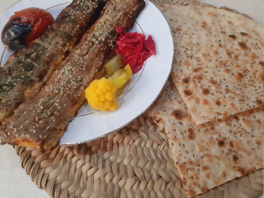 عکس کباب شاه عباسی به همراه نان خانگی داغ