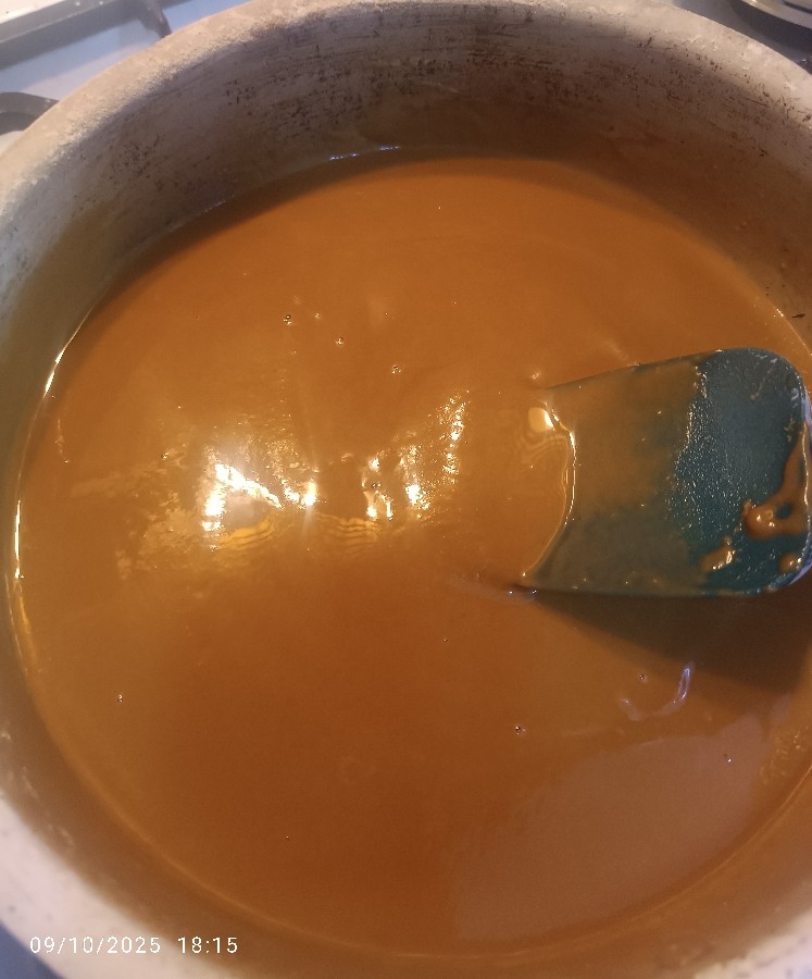 عکس حلوا. همیشه بوی دلتنگی میده.
دلتنگ. مادر. پدر. برادر. و،،،
من. امروز دلتنگ مادرم. وبس