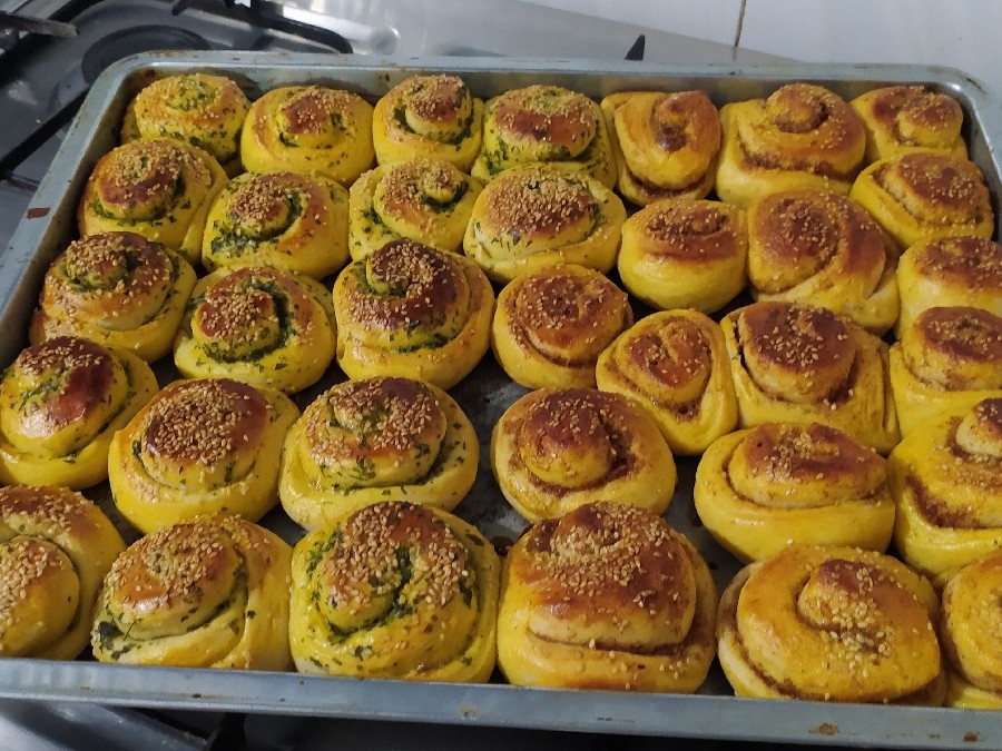 رولت دارچینی و نون سبزی