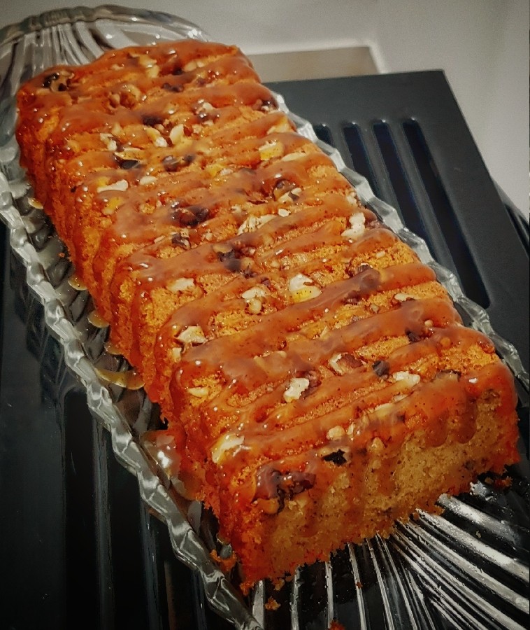 عکس کیک لوتوس گردویی با سس کارامل