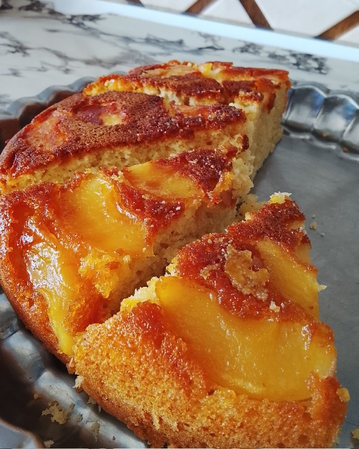 کیک سیب کاراملی بدون فر، البته به عکس انداختن نرسید اخه خیلی خوشمزه بود??