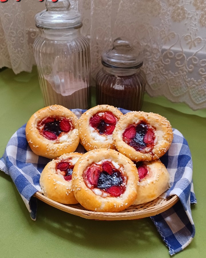 عکس نان توت فرنگی