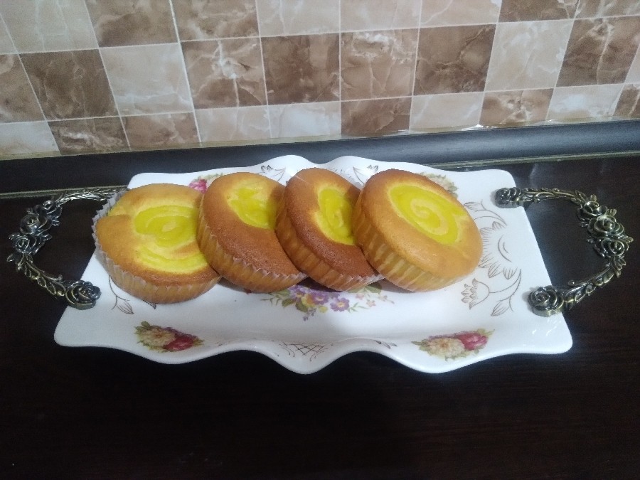 کاپ کیک زعفرانی با کرمفیل
