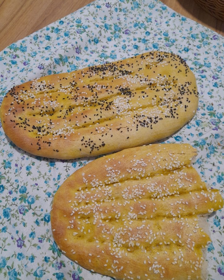 نون بربری به همراه سفره نون.