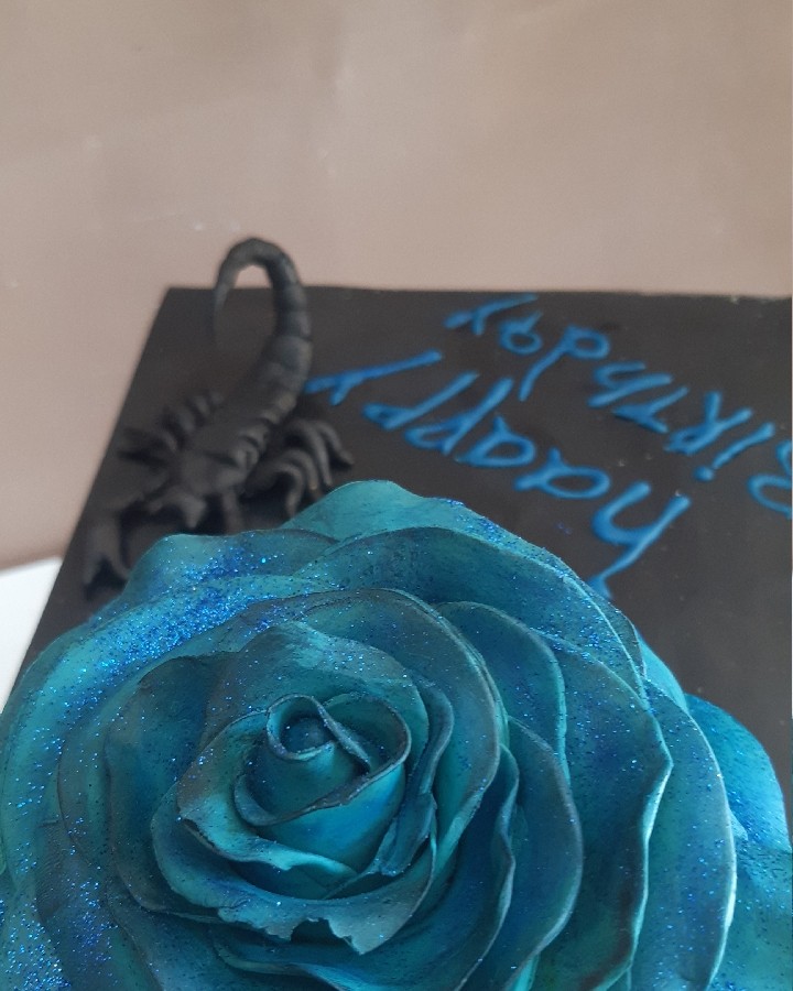 کیک گل رز و عقرب فوندانتی 