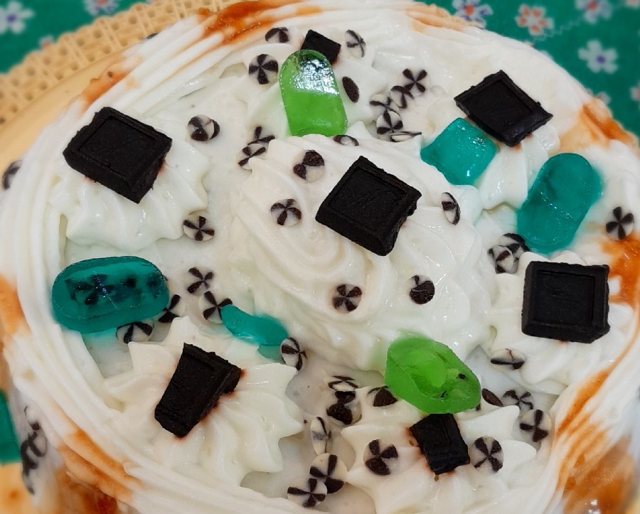 کیک مربای با روکش فراوان خامه ای?