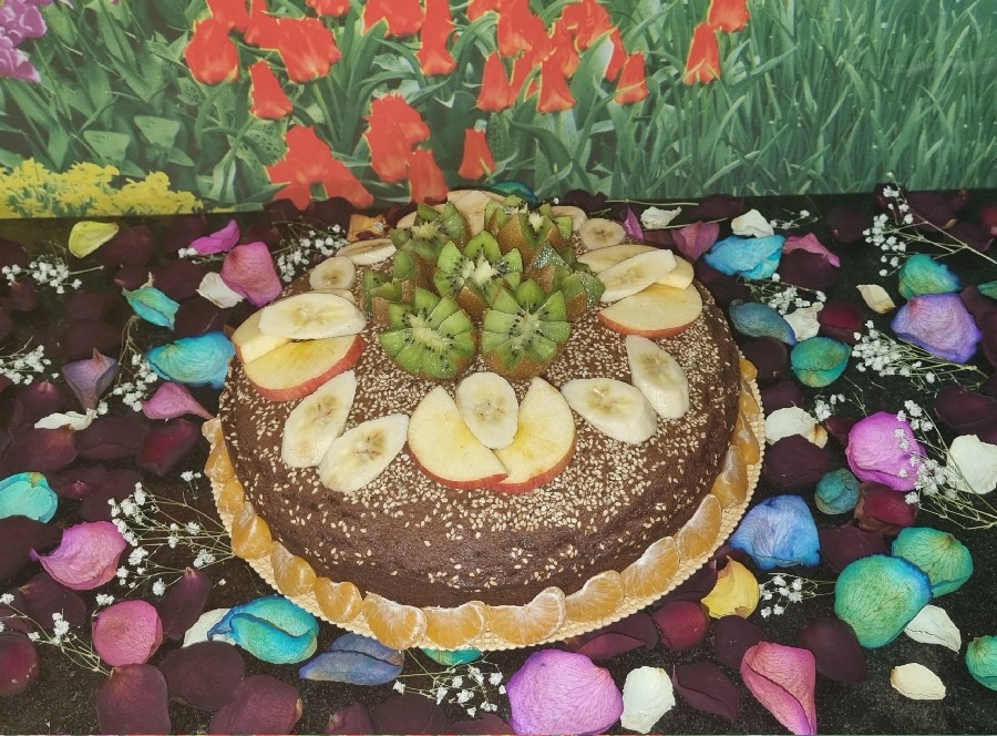 کیک کاکائویی با تزیین میوه