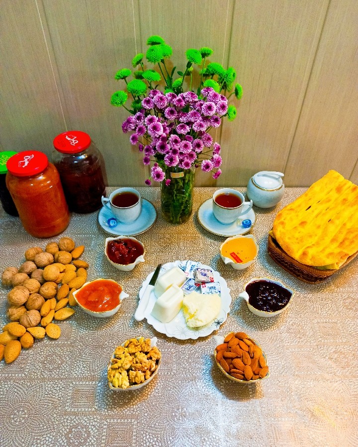 صبحانه مربا به و زردآلو 