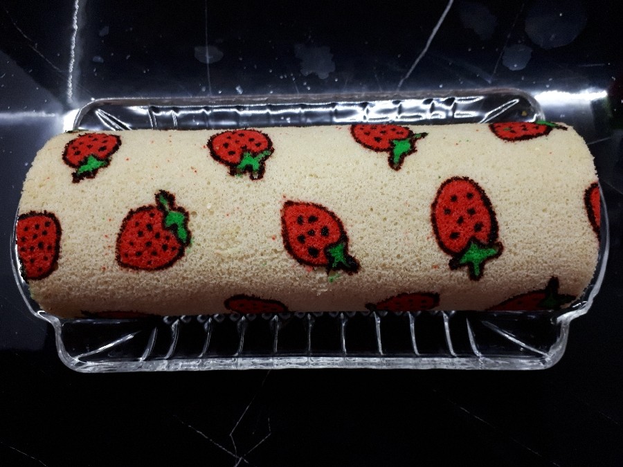 رولت طرح دار توت فرنگی