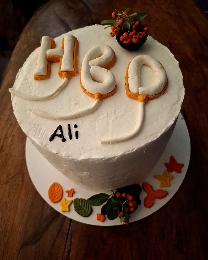 کیک تولد
برای تولد داداش عزیزم درست کردم
❤️?/8/10