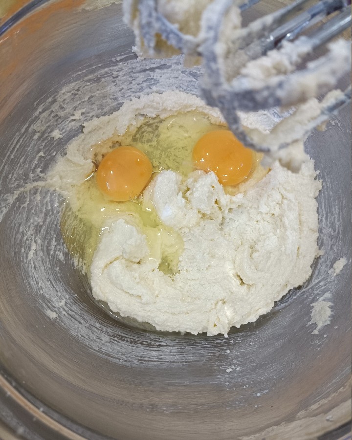 عکس مرحله 1 تهیه کیک سیب و دارچین