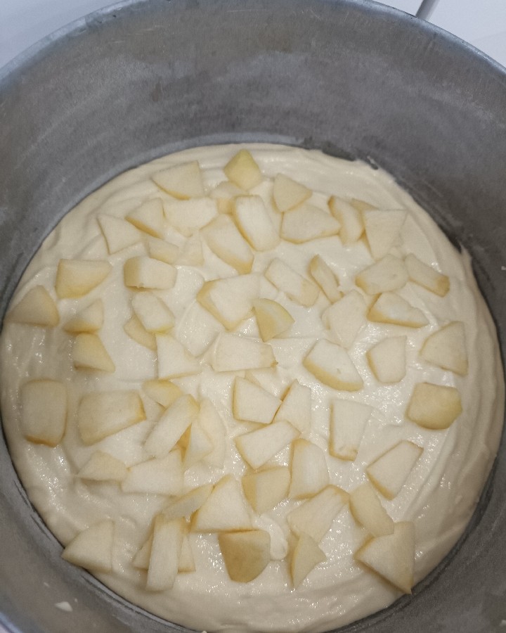 عکس مرحله 2 تهیه کیک سیب و دارچین