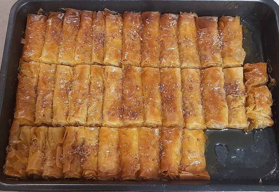 باقلوا با مغز گردو و دارچین 