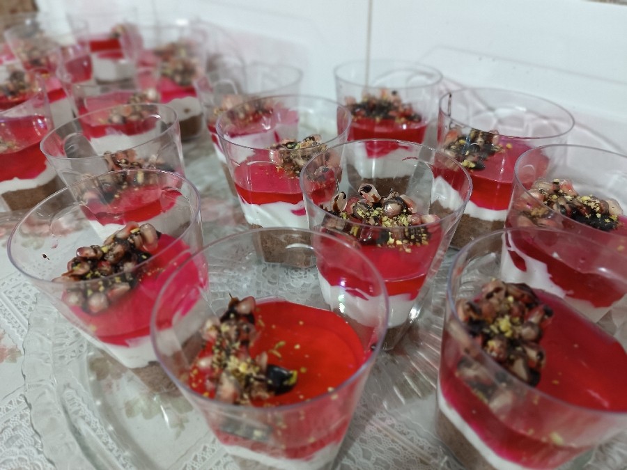 دسر لایه ای تزیین انار پسته