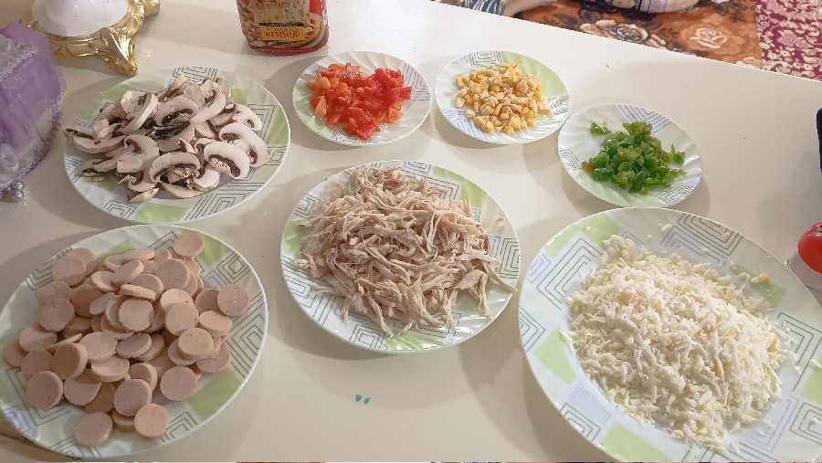 پیتزا مرغ و سوسیس خانگی