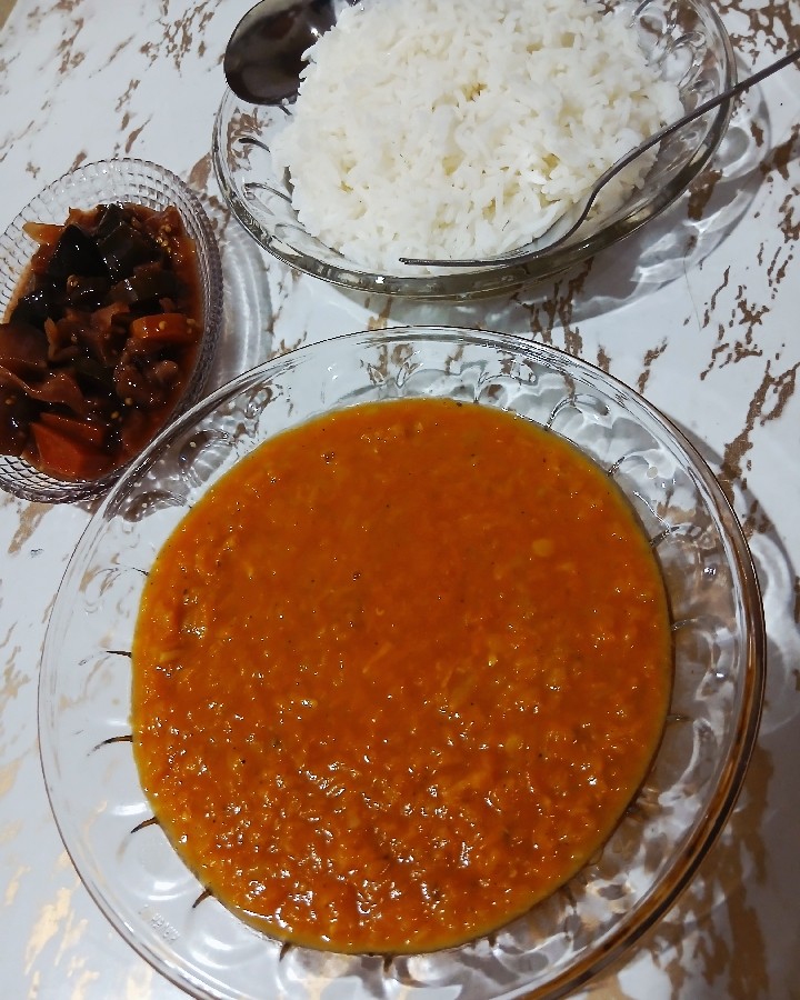 خورشت دال عدس با برنج و ترشی خونگی