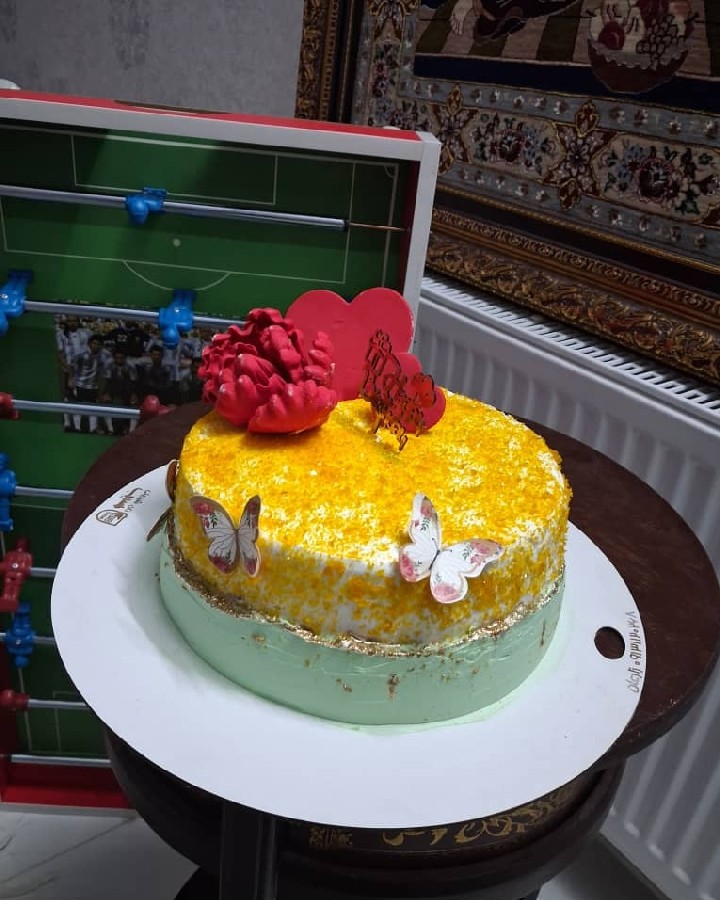 کیک با اکلیل خوراکی 