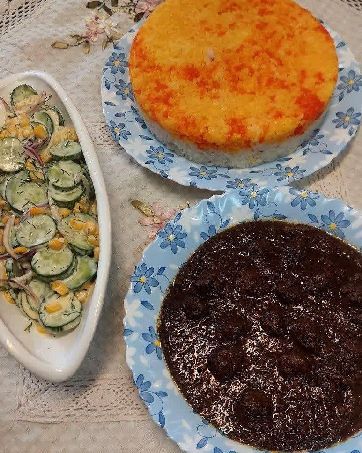 خورش فسنجون و سالاد خیار