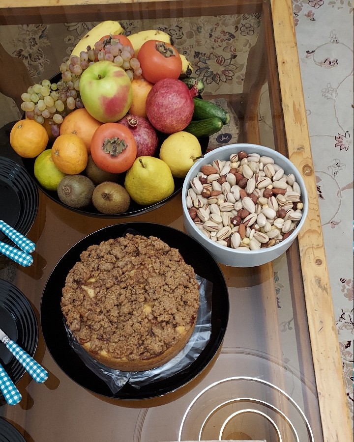 شب نشینی با کیک کرامبل سیب و آجیل و میوه