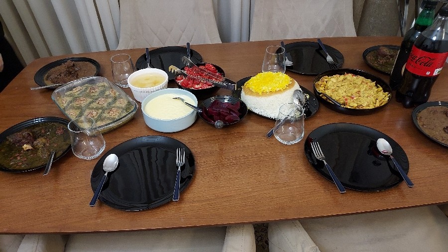 پلو خورشت فسنجون و قورمه سبزی 
کشک بادمجون و دسر پاناکوتا
نان کدو