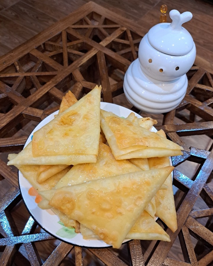 سمبوسه پنیری با عسل