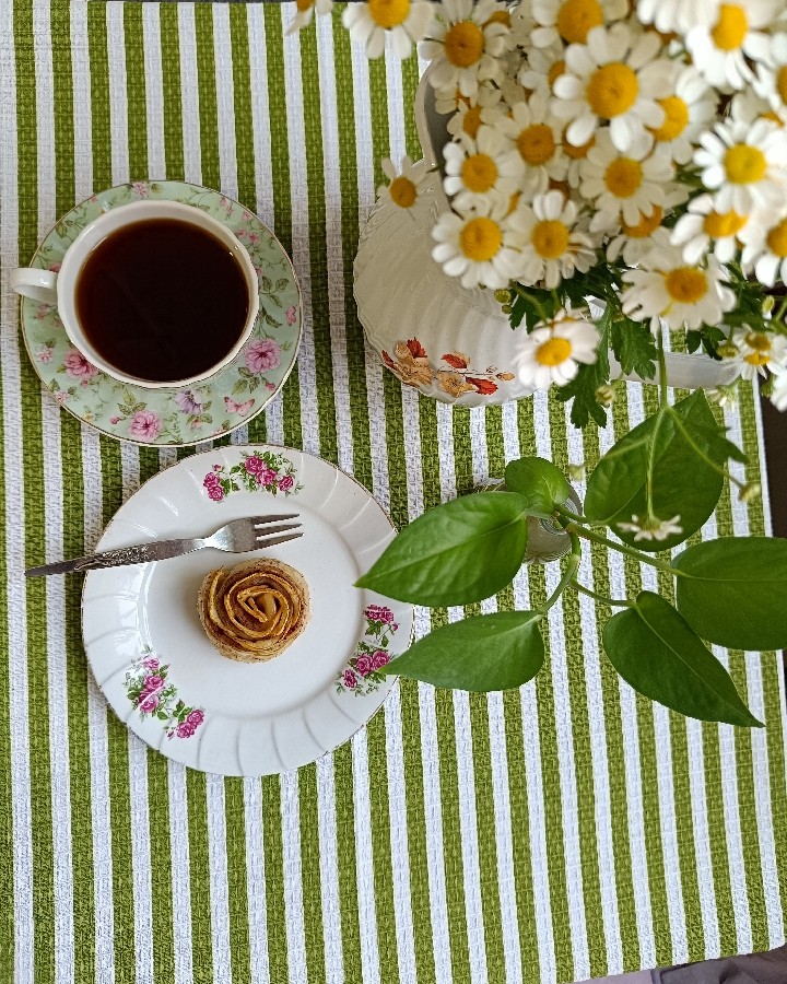 رول سیب و دارچین 