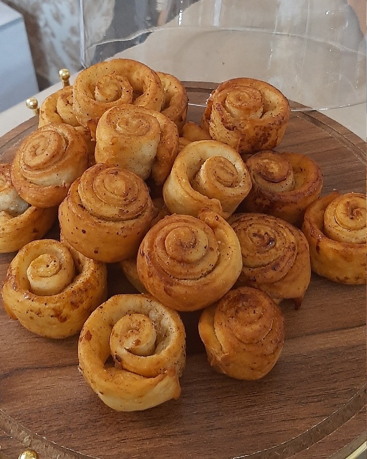 رول دارچینی با مغز عسل و دارچین