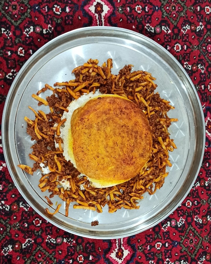 پلو زعفرانی به همراه گوشت و سیب زمینی سرخ شده