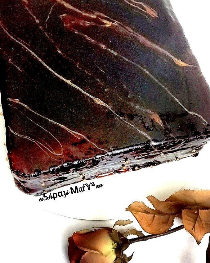 کیک با روکش سس براق شکلاتی 