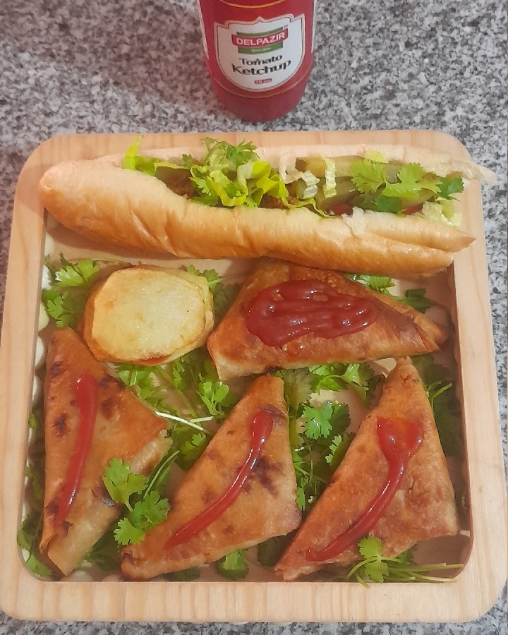 ساندویچ فلافل .سمبوسه. سیب زمینی.