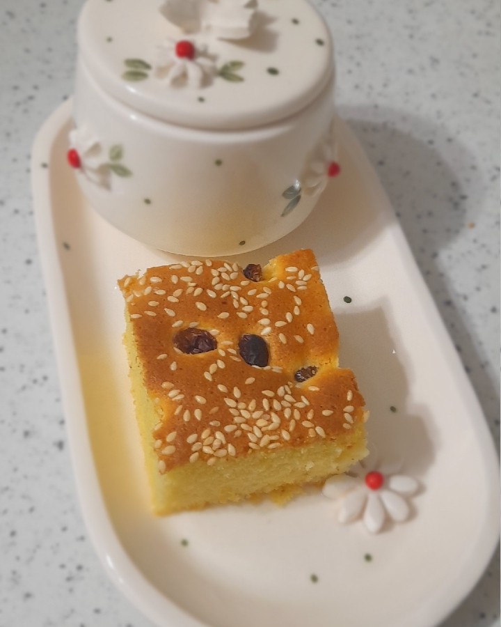 کیک تخته‌ای زعفران و گلاب 