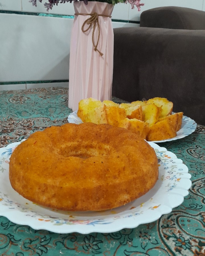 بفرمایید کیک گلاب و زعفران♥️