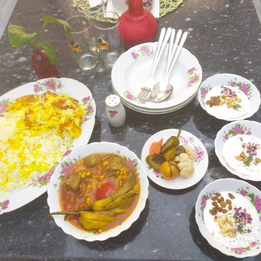 قیمه بادمجان با نه دیگ سیب‌زمینی 