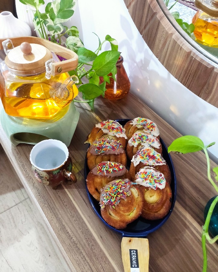 پیراشکی رولی با تزیین شکلات و ترایفل