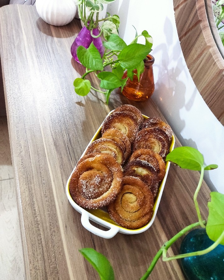 پیراشکی رولی با تزیین شکر و دارچین 