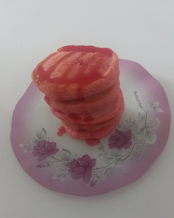 پنکیک صورتی پفکی با سس توت فرنگی