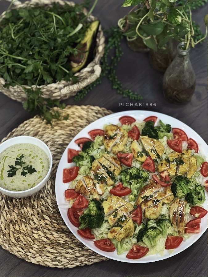 سالاد با سس آووکادو 